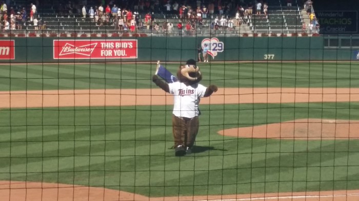 T.C., de mascotte van de Twins, blij na het winnen van de wedstrijd
