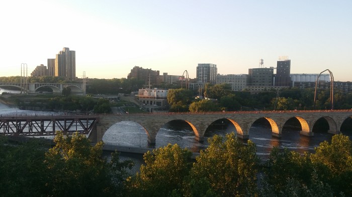 De oude 'Stone Bridge' over de Mississippi, ook nog eens op herhaling