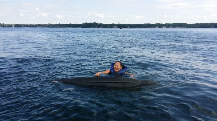 Emma is eigenlijk te klein voor het reddingsvest