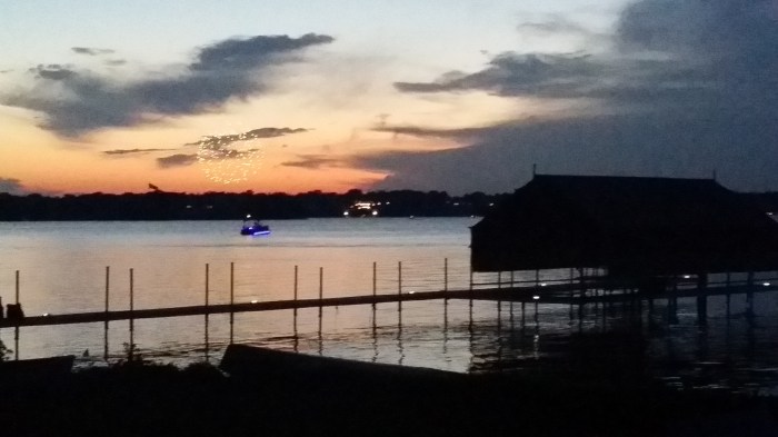 4th of July vuurwerk aan de overkant van het meer