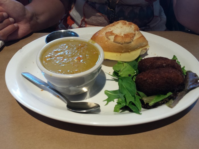 Snert, broodje kaas, en twee kroketjes