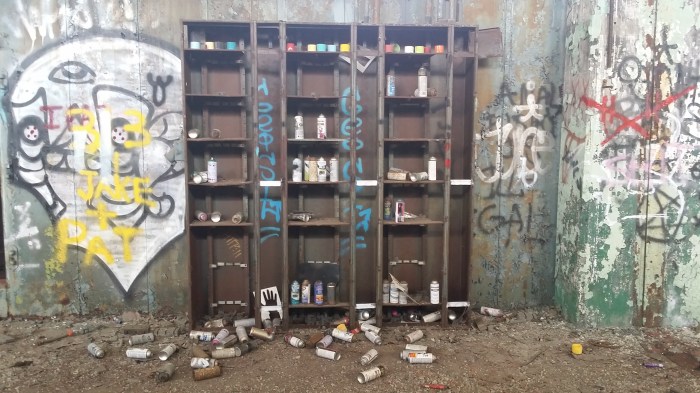 Gewoonte onder graffitikunstenaars: alle lege bussen verzamelen op een centraal punt