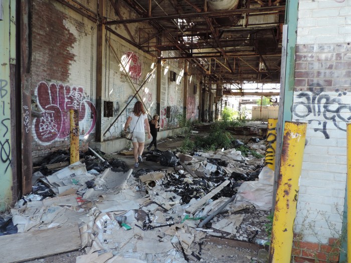 De ingang wordt veel als dumpplek gebruikt. Hier lagen zoal heel veel kleerhangers