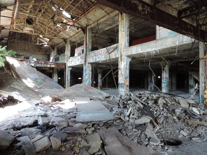 Deels ingestorte muren en vloeren