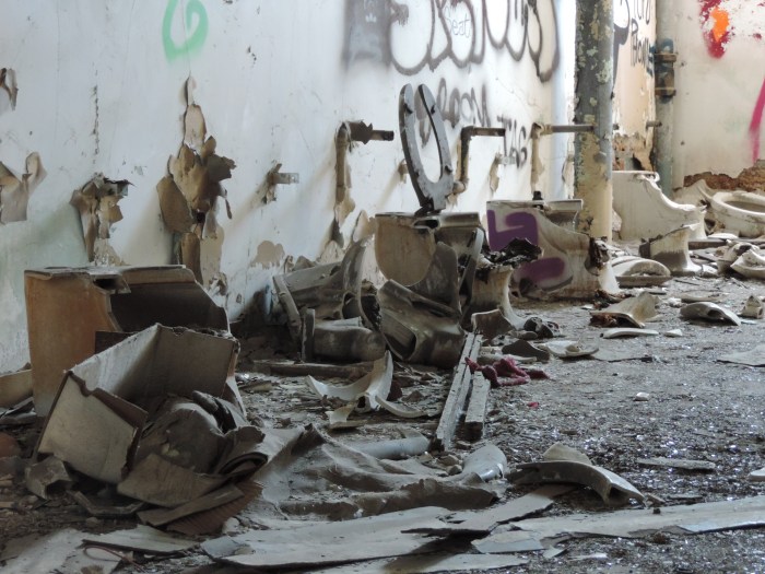 Ook de wc's zijn stuk