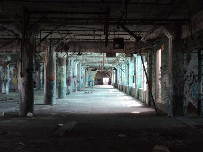 Dit is een van mijn favorieten. Door het blauwe glas hangt hier een spookachtige sfeer 