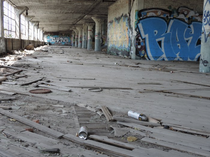 De houten vloer komt omhoog door de invloeden van het weer