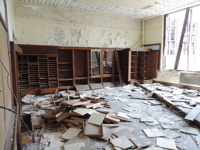 Allemaal plafondtegels die naar beneden zijn gekomen