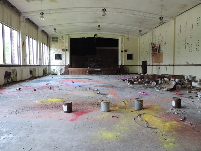 De aula waar eerder een verfexplosie heeft plaatsgevonden