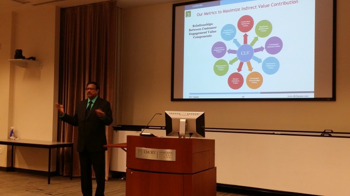 Toponderzoeker V Kumar kreeg een onderscheiding voor z'n werk op de conferentie