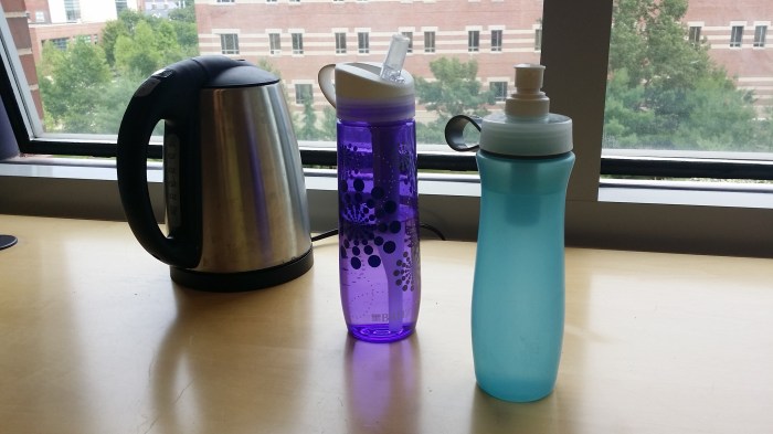 Mijn kantooruitrusting: waterkoker en mijn twee flessen met waterfilter