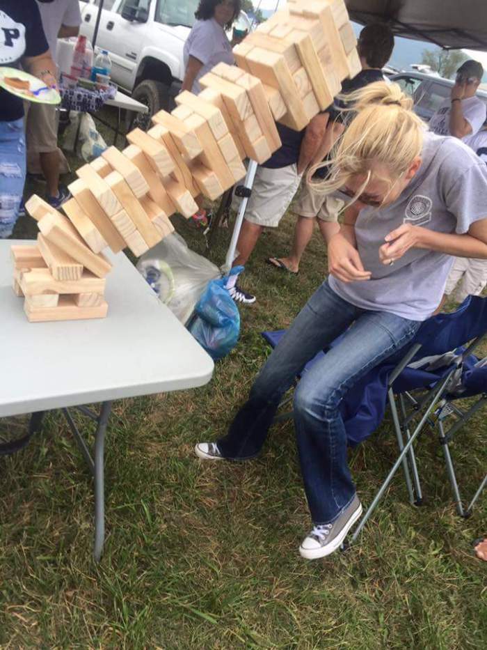 Mega Jenga actiefoto (Christy is niet geraakt overigens...)
