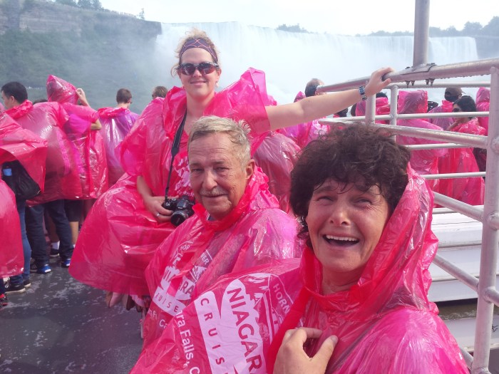 Vol verwachting, in rode poncho's....