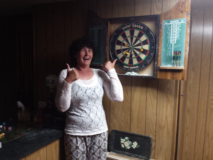 Ma heeft een bul gescoord bij het darten!