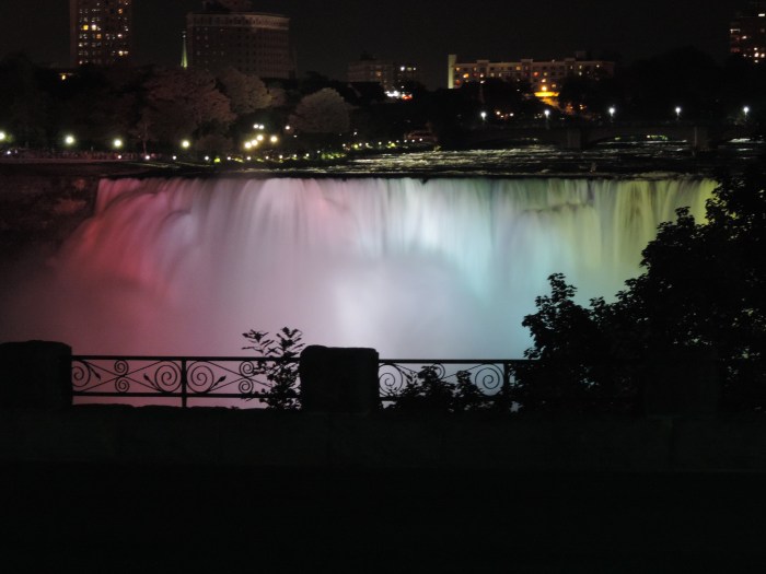 De Niagara Falls zijn 's avonds verlicht