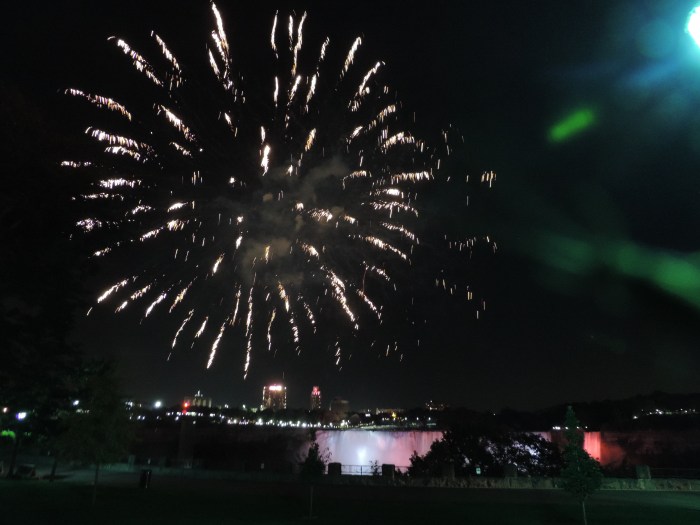 Vuurwerkshow boven de Niagara Falls