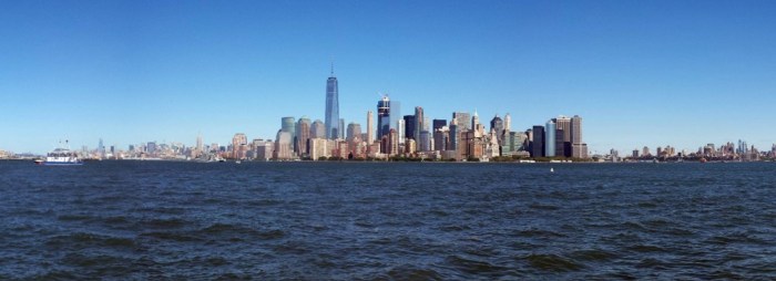 De skyline van Manhattan gezien vanaf Ellis Island