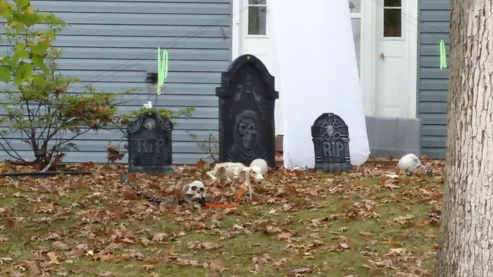 Met een kerkhof aan z'n voeten