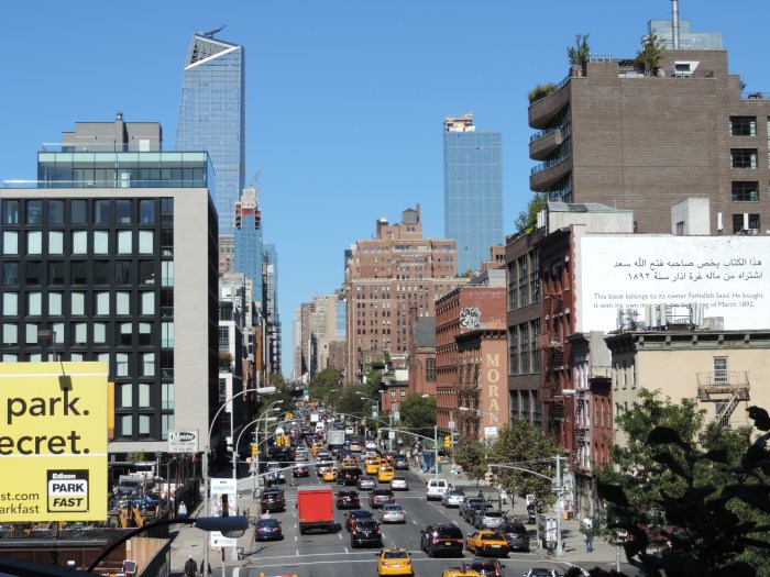 Uitzicht op de drukte van New York vanaf The High Line