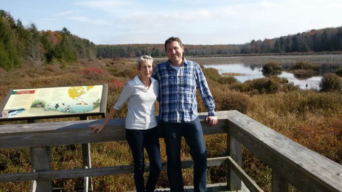 Moeder en zoon bij Black Moshannon Lake