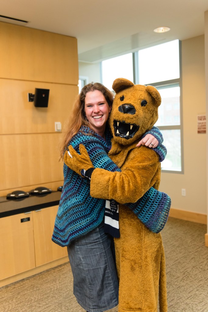 Bearhug van de Nittany Lion!!