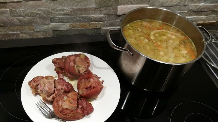 Links de gerookte 'pork hocks' die ik uit de soep heb gevist