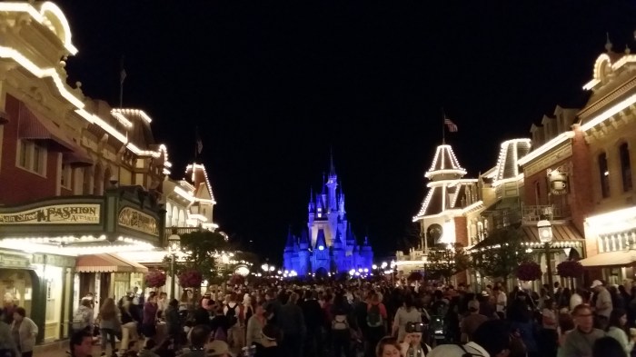 Cinderella's castle - vanuit Main Street gezien - je kan er over de hoofden lopen!