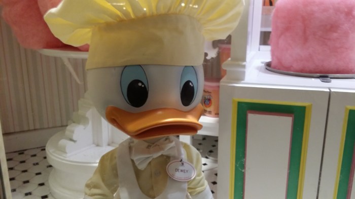 Toch nog een karakter  gezien (Kwik/Kwek/Kwak - achter het raam, net echt)